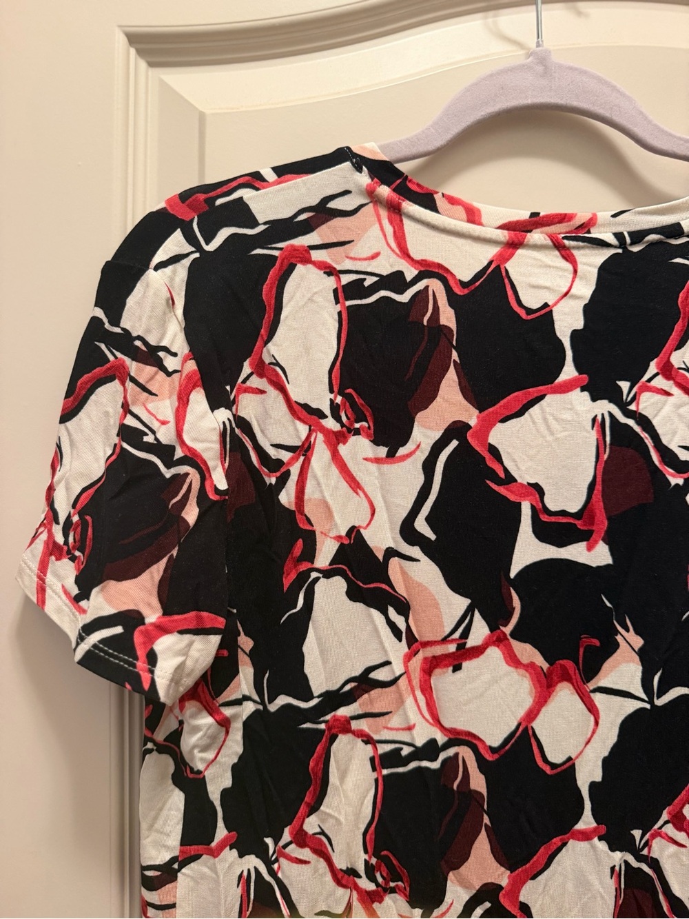 NWOT Nine West Abstract V-Neck Short Sleeve Top in Black, White & Red - Picture 7 of 8